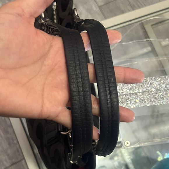 Coach (Rehab) Black Signature Chain/Leather Shoulder Bag - Picture 4 of 13